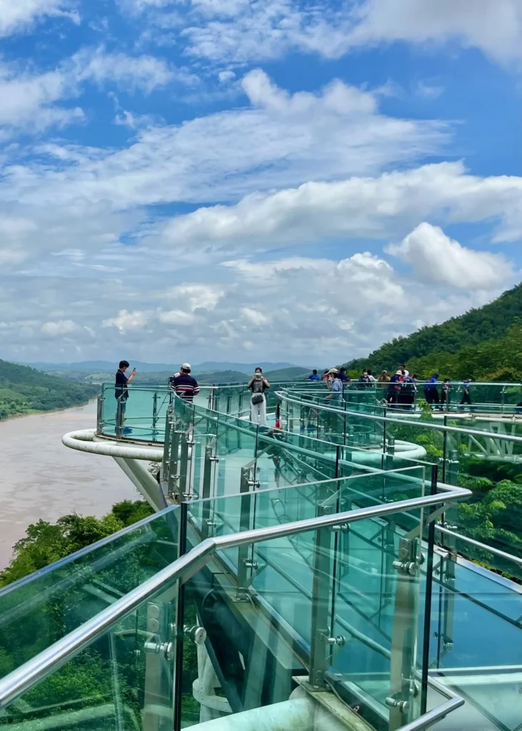 Chiang Khan Skywalk, direkt über dem Mekong mit Blick auf Laos, Isaan Thailand