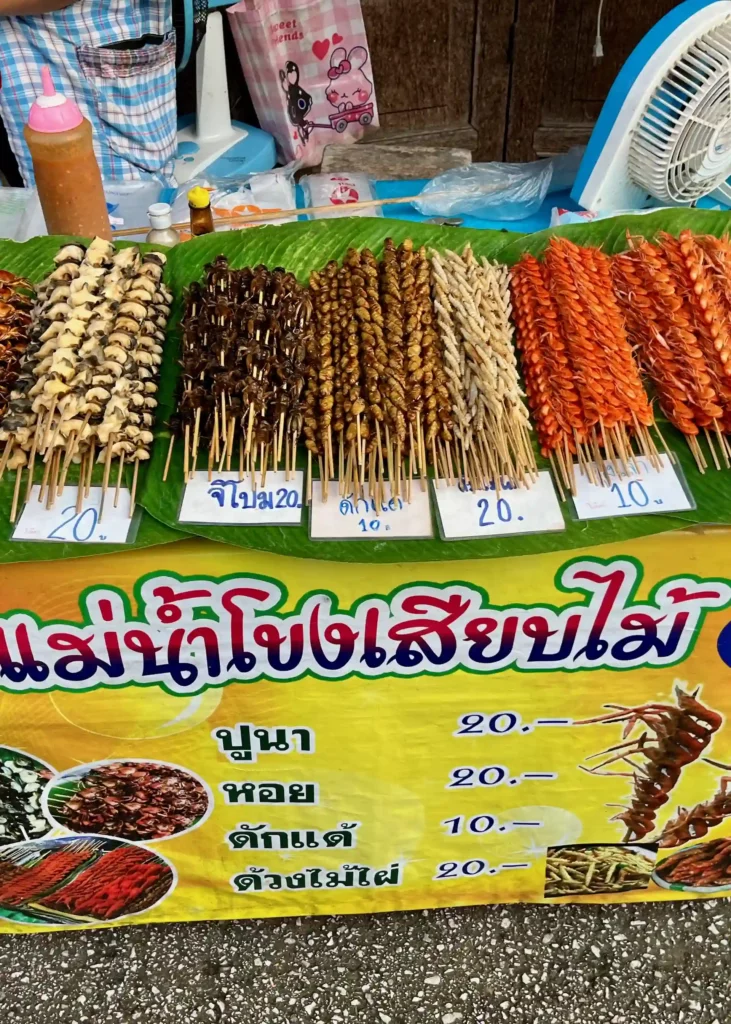 Streetfood in der Walking Street im Isaan Thailand