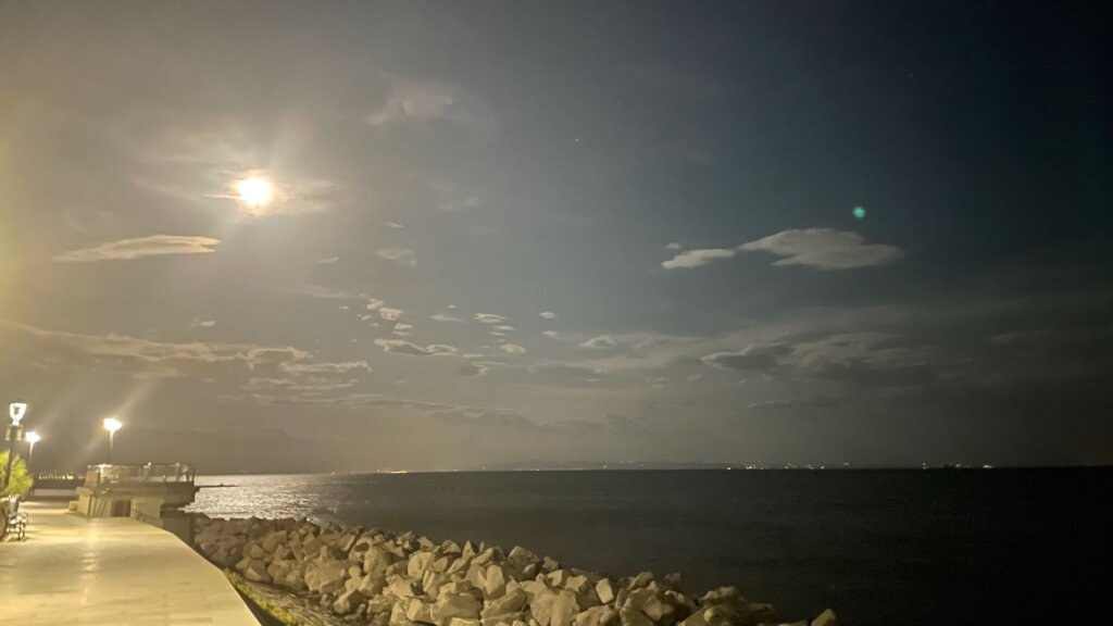 Grado Promenade am Abend Grado Geheimtipps: auf der Promenade am Abend bei Vollmond