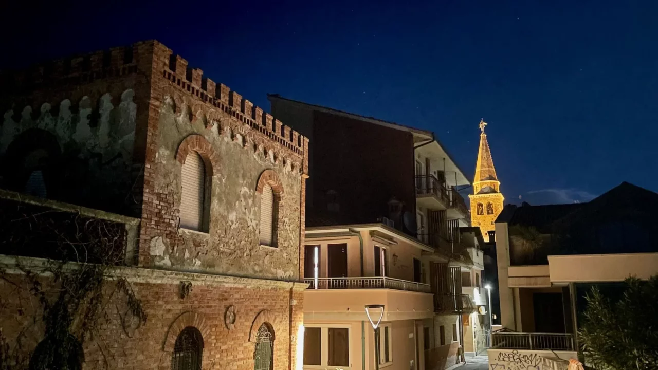 Der Kirchturm der Basilika in Grado in der Nacht