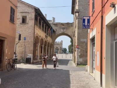 Augustusbogen in der Altstadt von Fano, Sehenswürdigkeiten und Highlights Marken