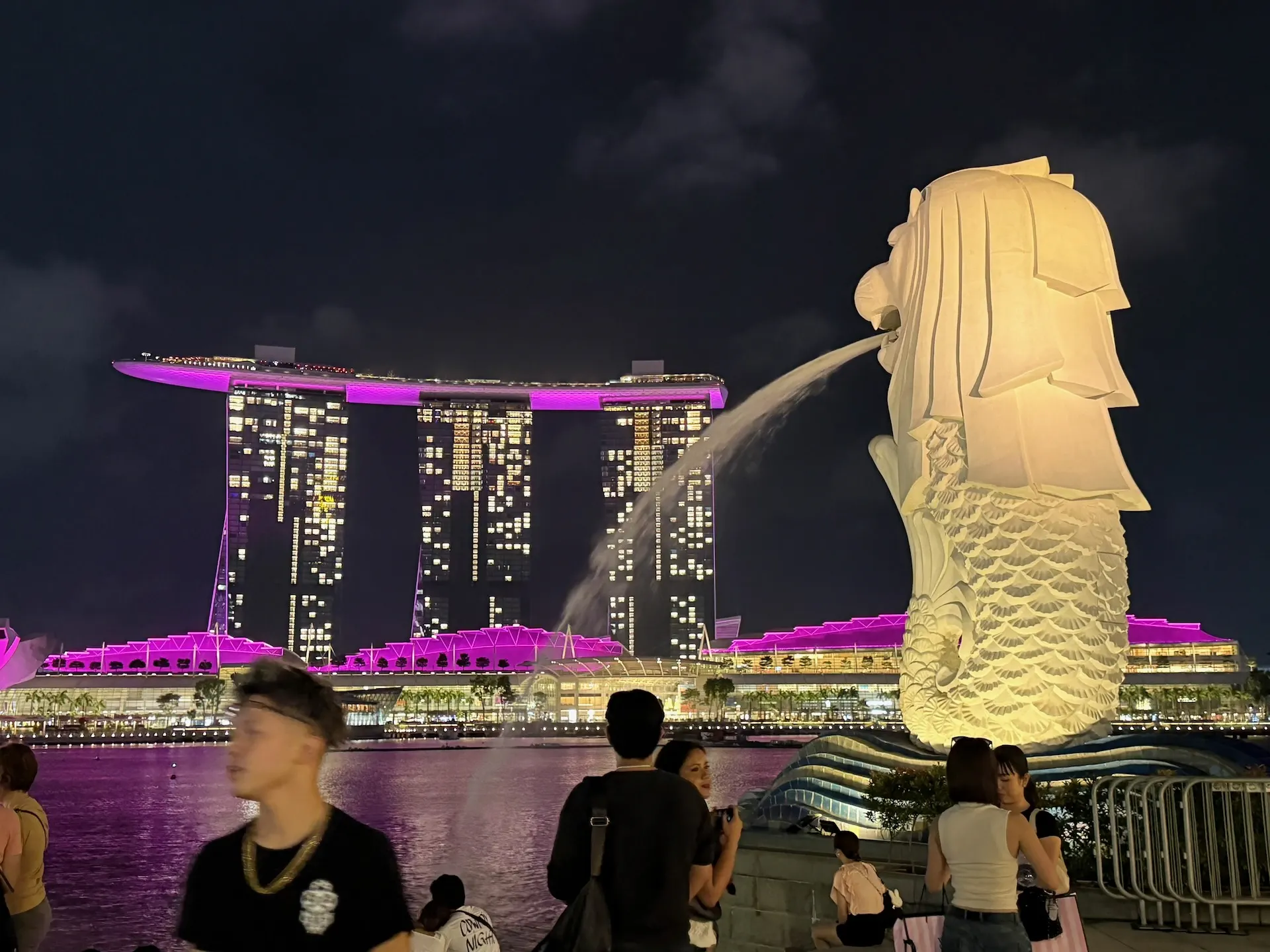 Merliom am Abend mit Blick auf Marina Sands Bay, Singapur