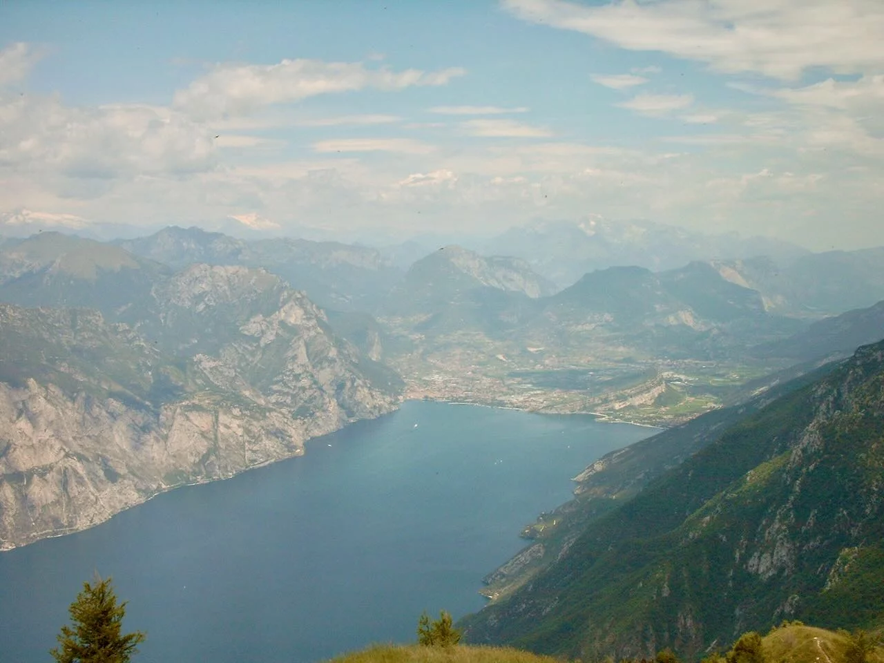 Aussicht vom Monte Baldo auf den Gardasee im Frühling