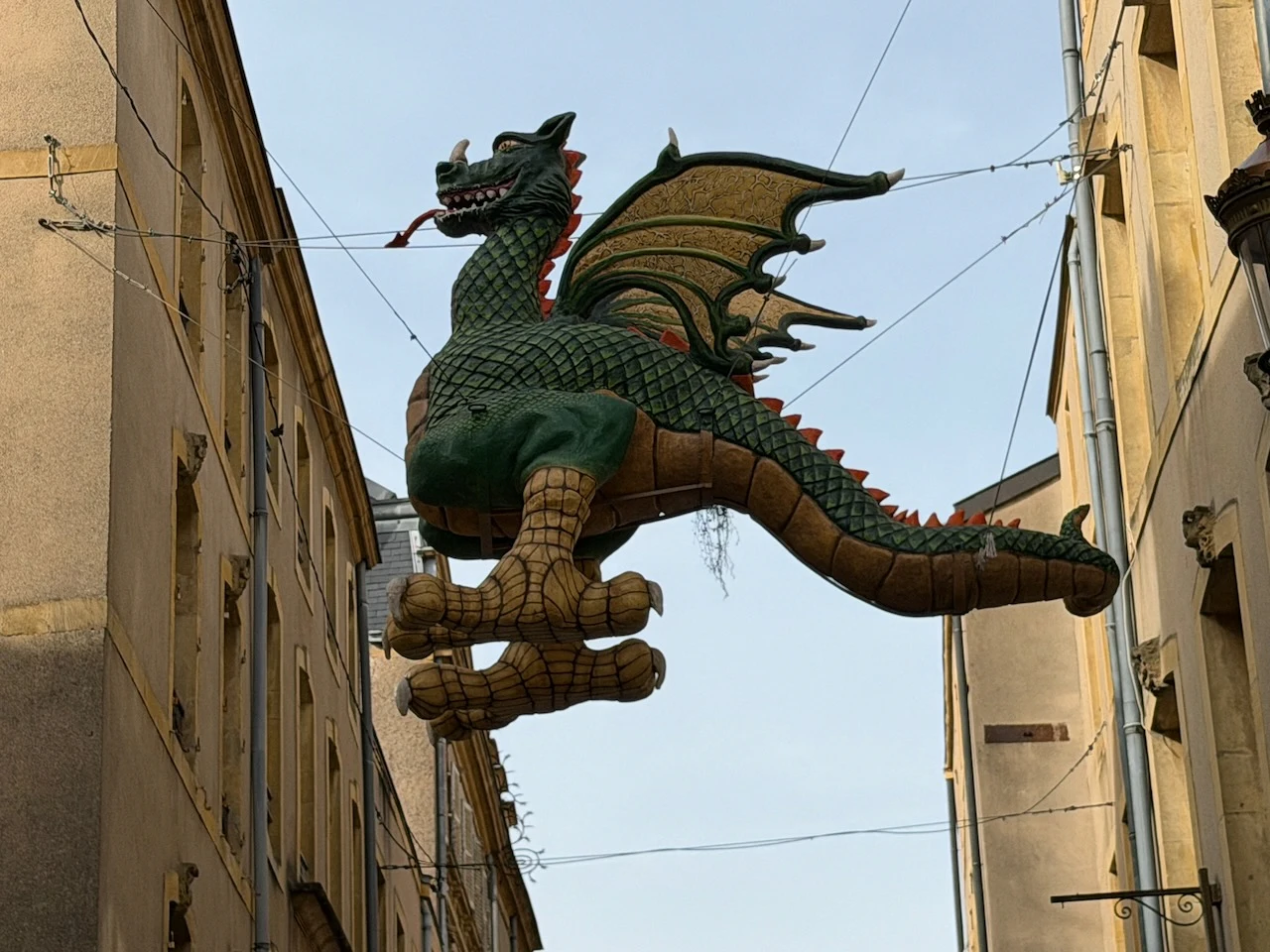 Der Drachen in einer Gasse in Metz