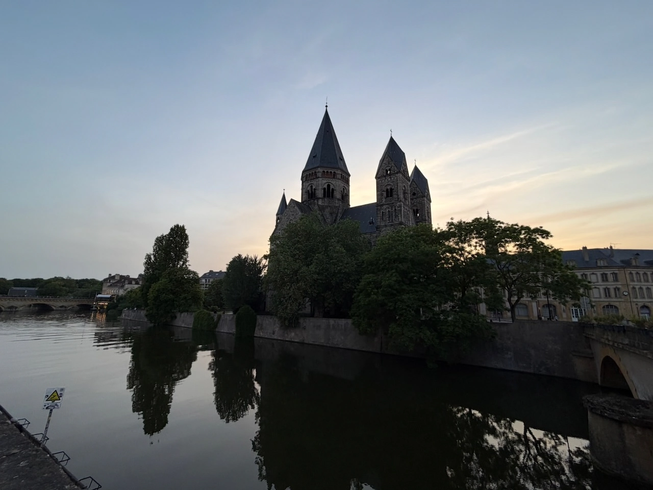Metz Temple Neuf in der Abenddämmerung
