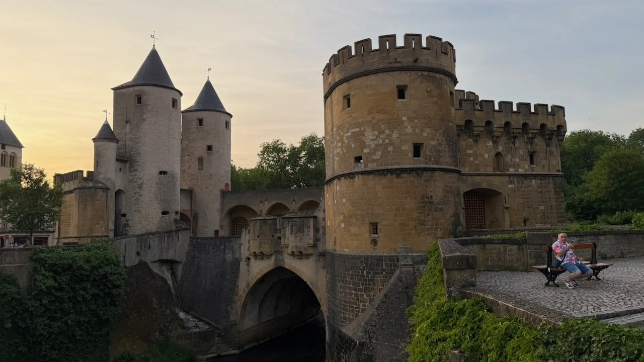 deutsches Tor Metz in der Dämmerung, das einzige Stadttor das erhalten blieb. Gesehen während unseres Kurztrips durch Lothringen