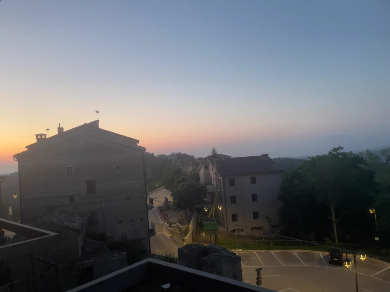 Das Dorf Montemonaco im Monti Sibilli Nationalpark der Marken, Italien. Win Blick aus unserem Hotelzimmer bei Sonnenaufgang