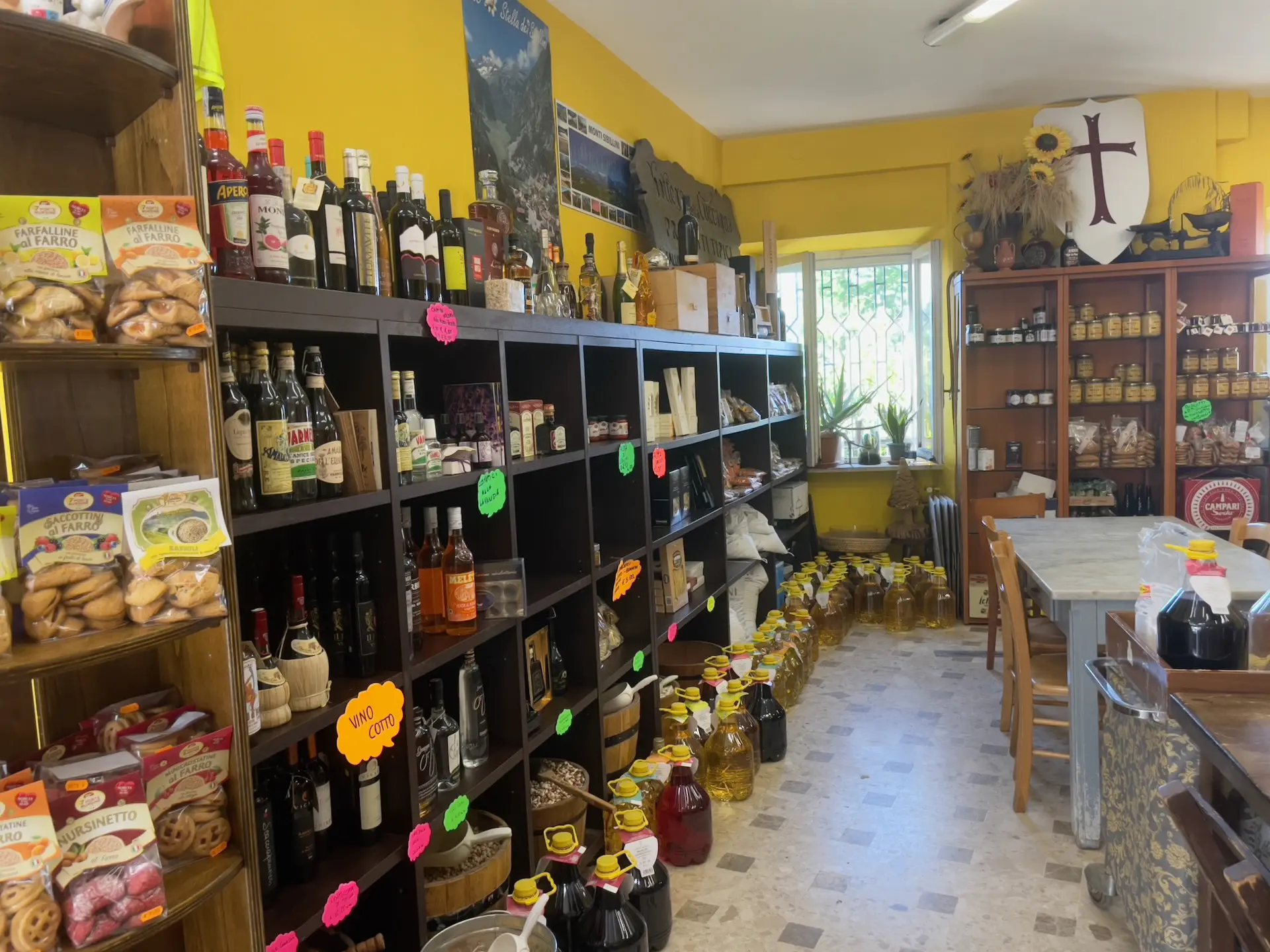 Laden mit regionalen Produkten wie Wein und Steinpilzen in Montemonaco