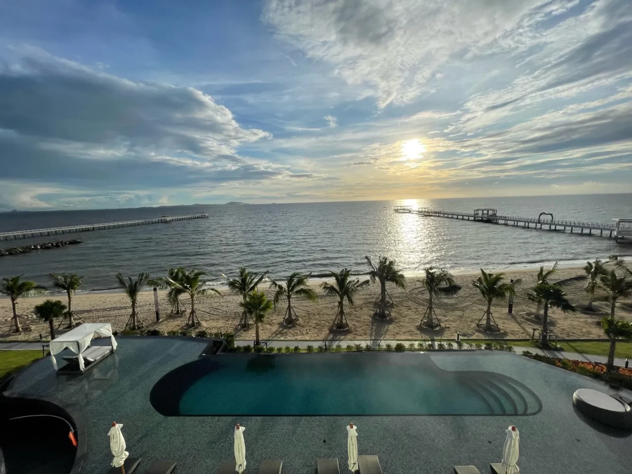 Der Blick auf den Strand von unserem Hotel "Symphony of The Sea" in Chon buri