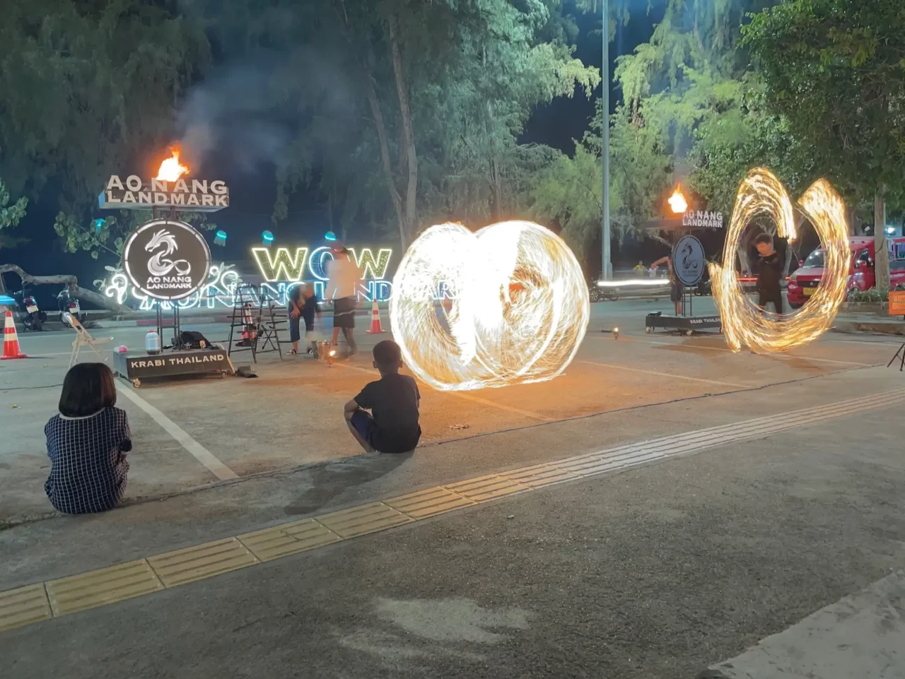 Ao Nang Landmark Feuersho am Abend