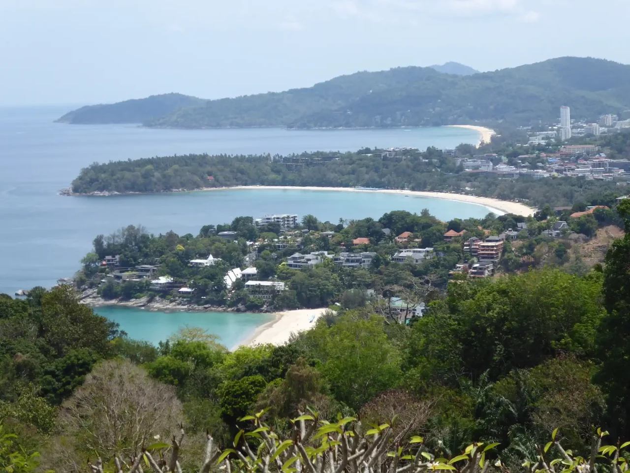 Phuket im Mai - ein perfekter Blick auf die beiden Buchten von Karon und Kata